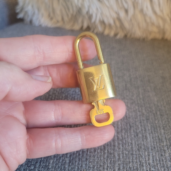 Louis Vuitton Lock and Key #322 - Picture 3 of 4